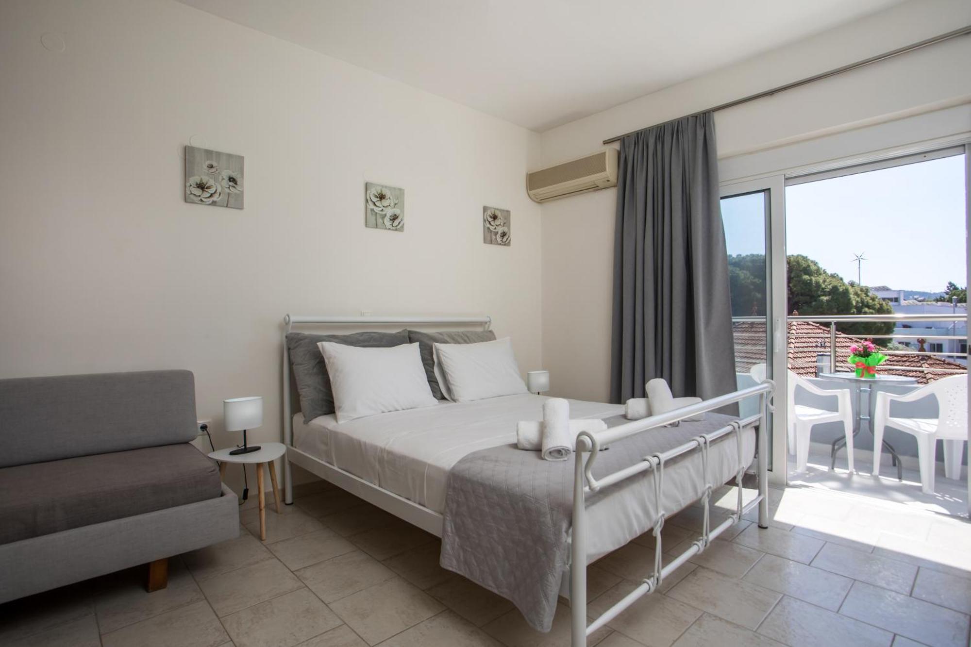 Economisa Apartments Lalyssos Eksteriør billede